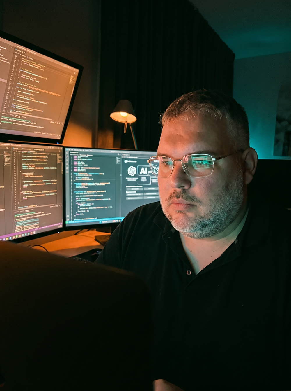 KI-generiertes Porträt: Florian als AI-Builder am Terminal